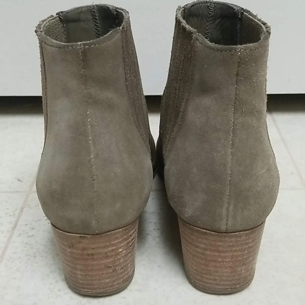 [Like NEW] VINCE suede ankle booties gray haider pull on chelsea boot Size 6